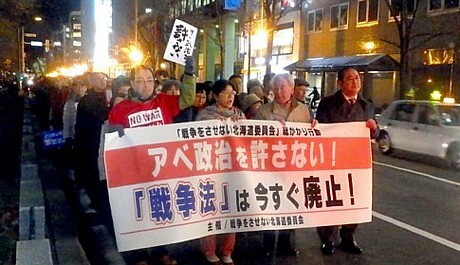 「戦争をさせない北海道委員会」の呼びかけ人らを先頭にパレードする人たち