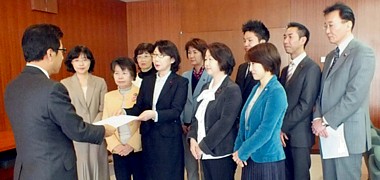 秋元市長（左）に要望書を提出する坂本市議団長ら