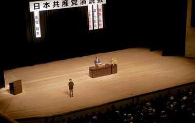 志位委員長を迎えて開かれた超満員の日本共産党演説会