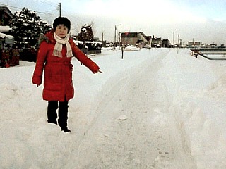 除雪を確認する吉岡さん。右奥は高木橋