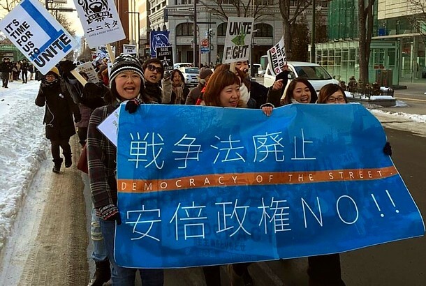 元気にコールをするサウンドデモに参加した若者たち