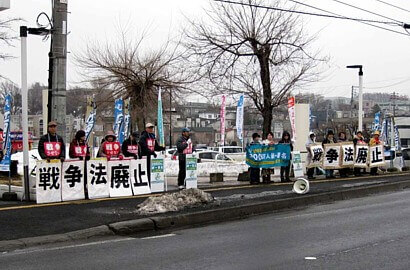 パネルや横断幕などを掲げ、戦争法廃止などを訴える「区民の会」の人たち