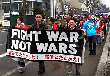 畠山和也衆院議員（右端）も参加し、「戦争法は絶対廃止」とコールするデモ参加者
