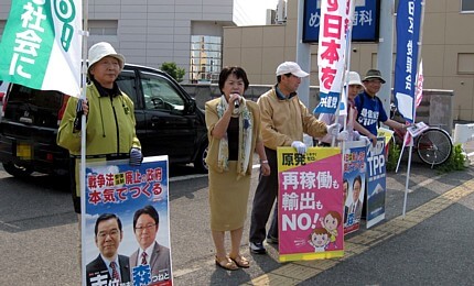 「安倍政権の暴走ストップへ、声を上げ行動しよう」と呼びかける吉岡さんと後援会員