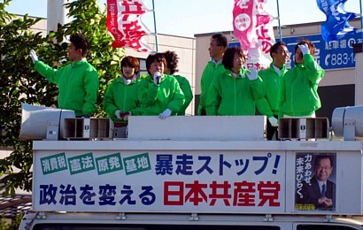 清田区で演説する吉岡さん（左から３人目）と（左から）平岡、小形、池田、村上、伊藤、田中、太田の各札幌市議