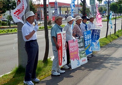 選挙結果を奉告し、いっそうの支援を呼びかける後援会の人たち