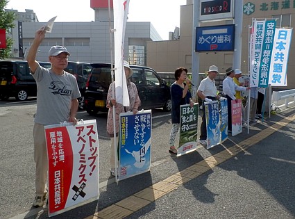 選挙結果を報告し、憲法９条をまもる運動を呼びかける吉岡さん（左から３人目）と後援会員
