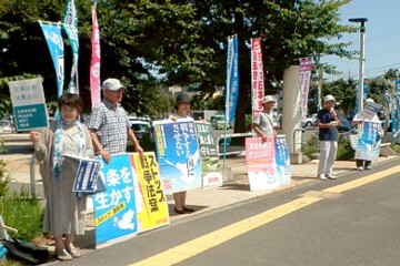 核兵器禁止・廃絶の国際交渉の開始を訴える人たちと、署名を呼びかける吉岡さん