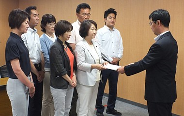 引地教育部長（右）に要請書を提出する党札幌市議団