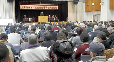いきいきした後援会活動を呼びかける小松崎さんの講演を熱心に聞く人たち