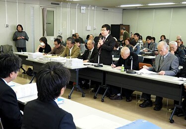 札幌市に要望を行う「引き下げる会」会長の山本完自弁護士ら