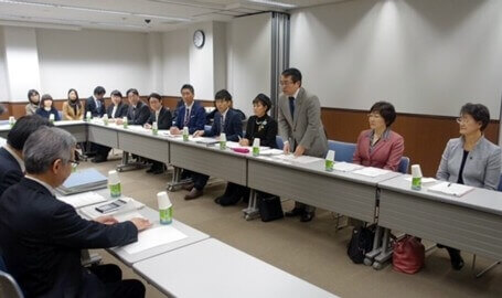 ＪＲ北海道（左側）と懇談する党国会調査団と道議、衆院予定候補ら