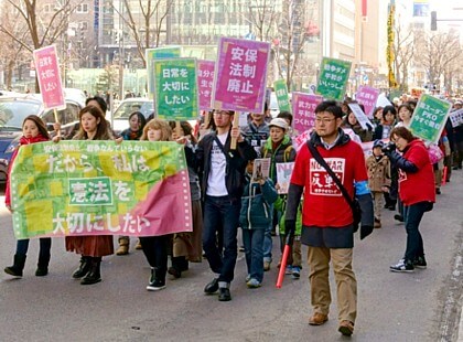 若者らを先頭に「稲田大臣、記憶をなくすな！」などと元気にサウンドデモをする総がかり行動参加者