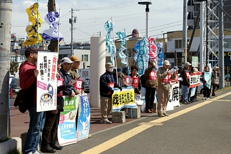 日本政府の「核兵器禁止条約国連会議」欠席を批判し、共謀罪の撤回を訴える区民の会の人たち