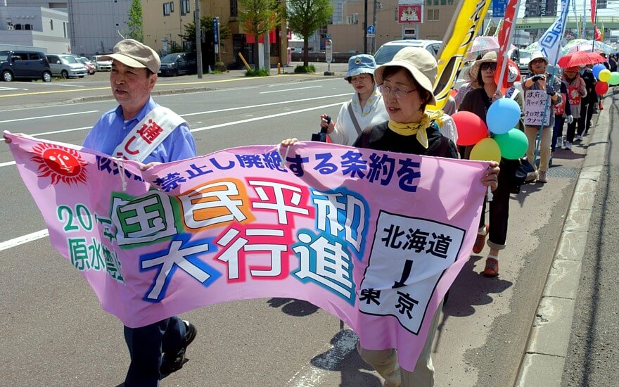 通し行進者の鈴木さん（左側）を先頭に行進する人たち