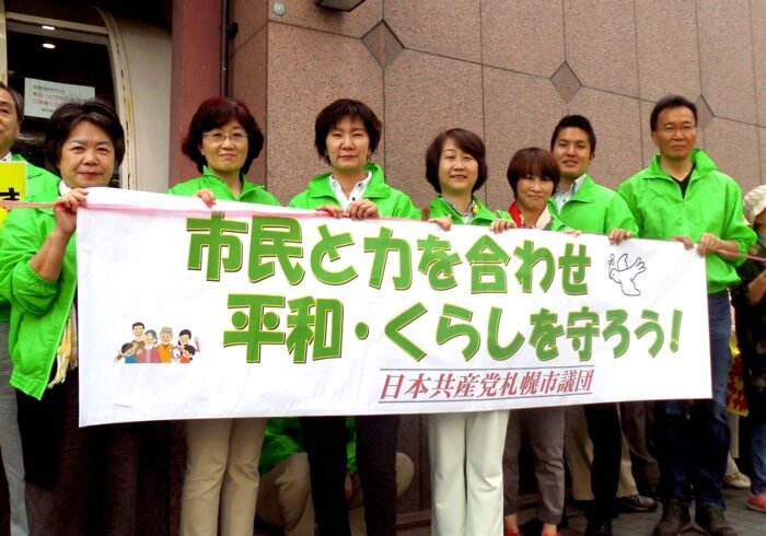 声援を送る札幌市議団と吉岡さん（前列左端）