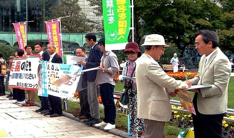 日本政府が核兵器禁止条約に参加するよう訴える人たち