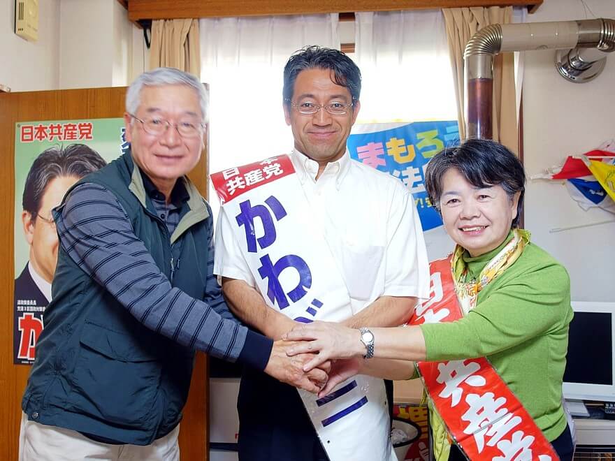 「必ず国会に」と握手を交わす（右から）吉岡さんと川部さん、田中後援会長