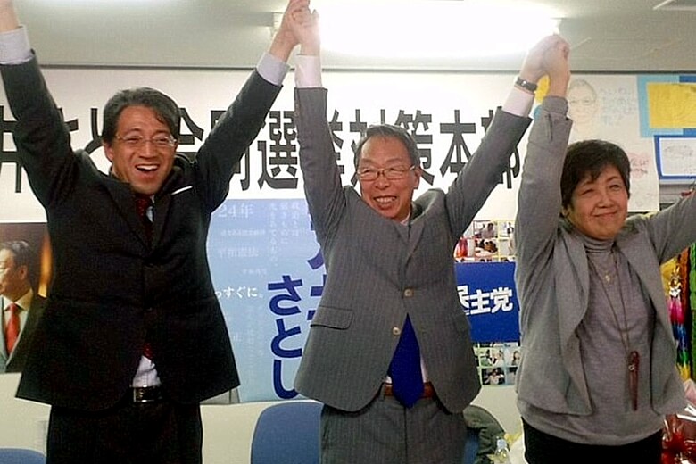 自民党候補を破り当選を果たした荒井さん（中央）と川部さん（左側）、山口さん（右側）