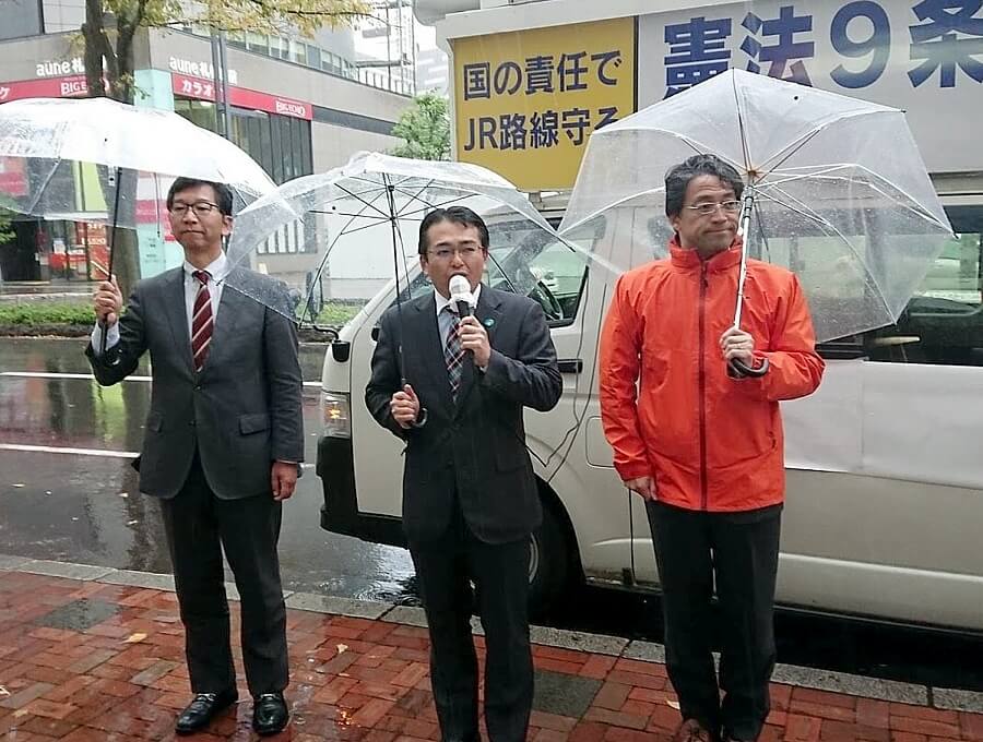 選挙結果を受け、決意をのべる畠山さんと川部さん（右側）、本間さん（左側）