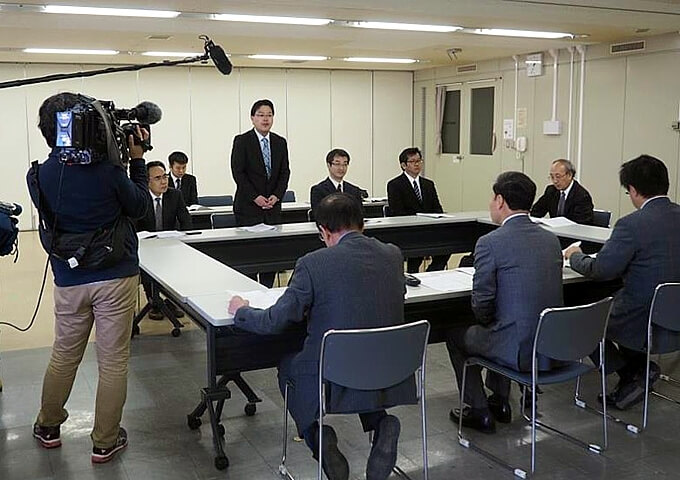 NHKの取材が入るなか札幌市（手前）に要望する社保協の人たち