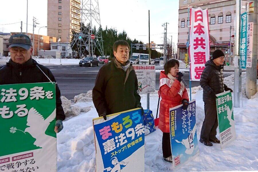 「皆さんの要望を背に、札幌市政改革に取り組みます」と話す吉岡さんら