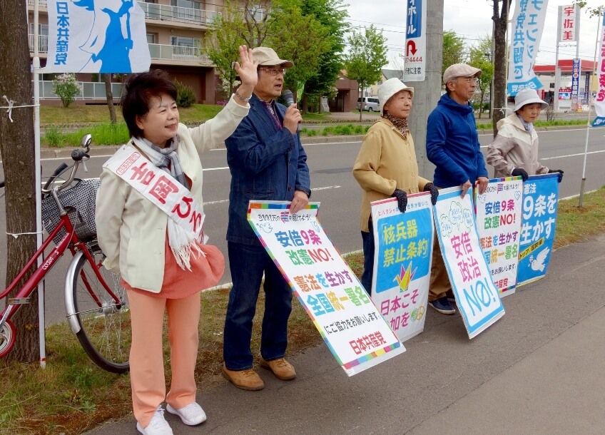 買い物客らに呼びかける後援会の人たちと吉岡ひろ子さん（左端）