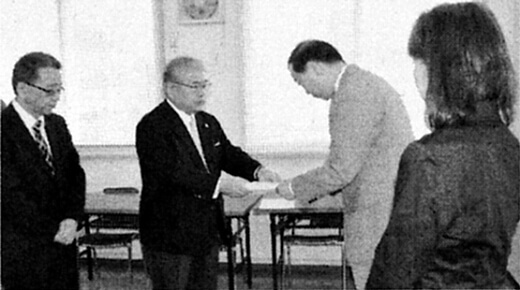 千葉書記長（右から２人目）に要請書を渡す上田、川原の両共同代表