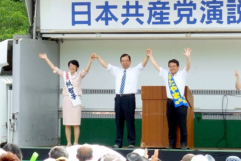 聴衆の声援にこたえる（左から）紙智子参議、志位委員長、畠山和也前衆議院議員