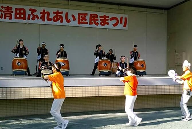 踊り手中央が吉岡ひろ子さん