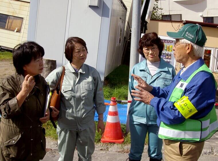 町内会長の話を聞く（左から）吉岡さん、伊藤市議、池田市議