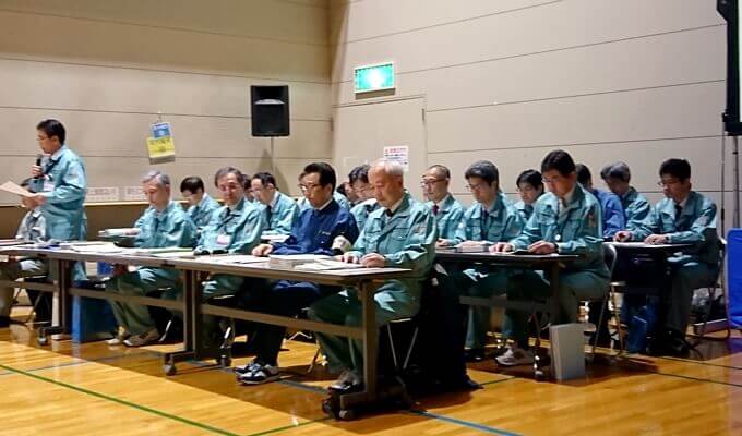 説明会に臨む秋元市長（前列右から2人目）ら札幌市の役職員
