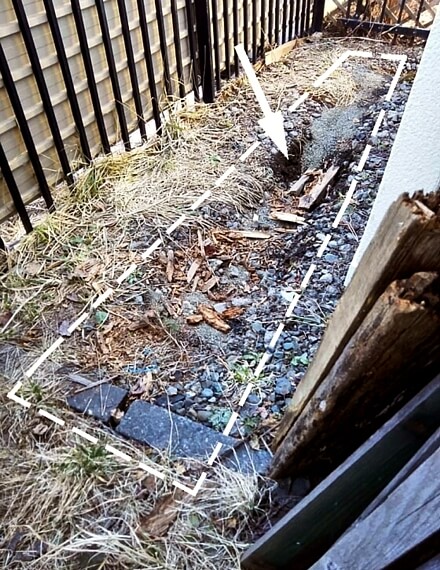 液状化で陥没した民家の敷地