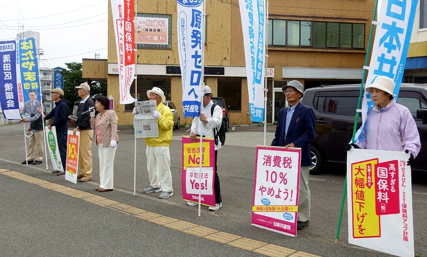 「参院選で、新しい希望の政治を開きましょう」と訴える吉岡弘子市議（右から５人目）と、後援会員