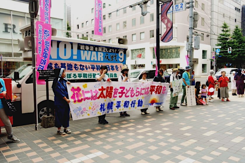 さっぽろ平和行動」の反戦街頭宣伝で、「赤紙」を配り、反戦と核兵器廃絶を訴える人たち