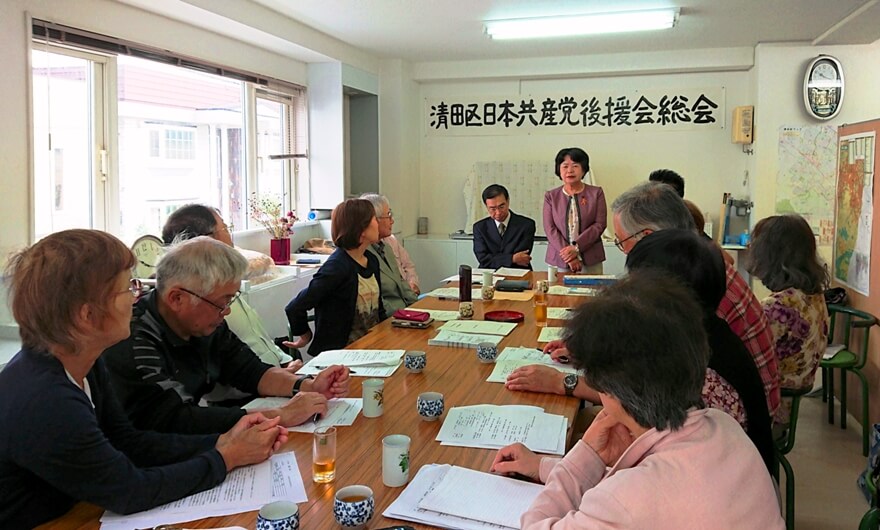 あいさつする吉岡市議と統一地方選、参院選の頑張りに確信を深め合った後援会総会