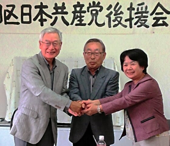 がっちりと握手する松原新会長（中央）と吉岡市議、田中前会長