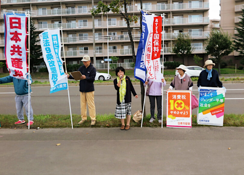 「消費税増税が強行されても、撤回求めて運動続けよう」と呼びかける吉岡市議（左から３人目）と後援会員