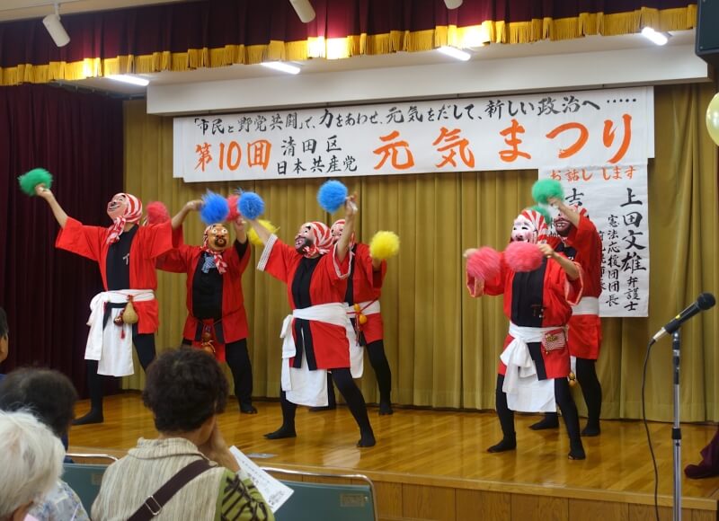 オープニングでユーモラスな身振りで会場を沸かせた、すっかりおなじみの「笑の会」のひょっとこ踊り