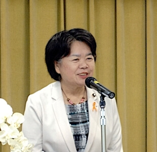 あいさつする吉岡弘子市議