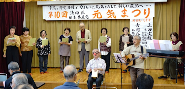 珍しいカフォン（ピエロ顔の人）も加わり合唱するうたごえサークル「クリスタル」の人たち