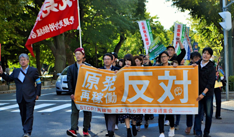労働者らと行進する畠山さん