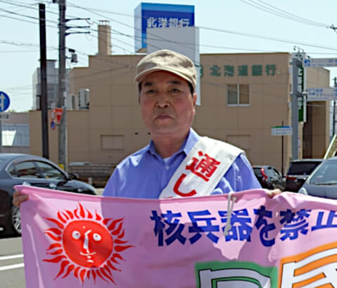 国民平和大行進清田区コースの先頭に立つ在りし日の鈴木さん