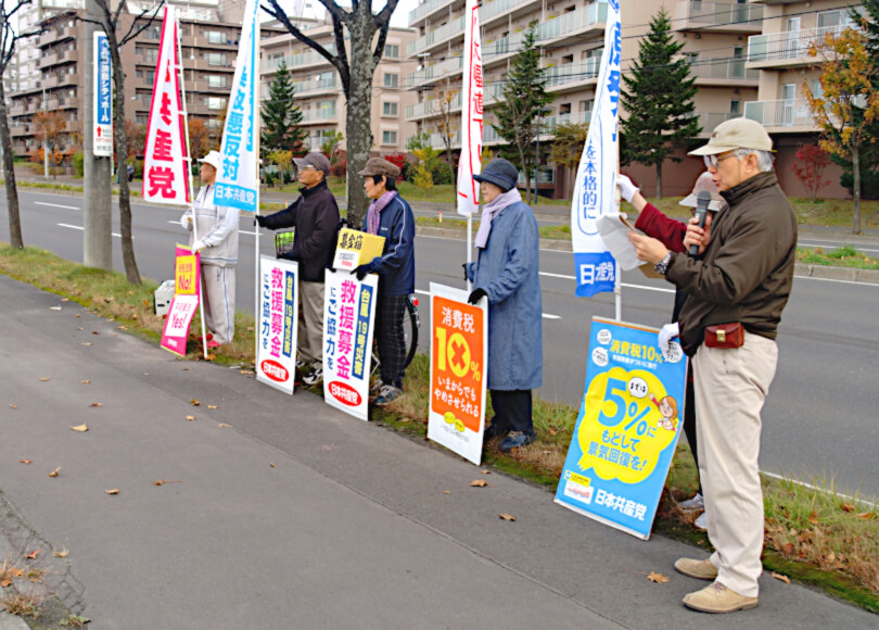 「共産党は被災地、被災者救援の活動に全党をあげて取り組んでいます」と話す後援会員