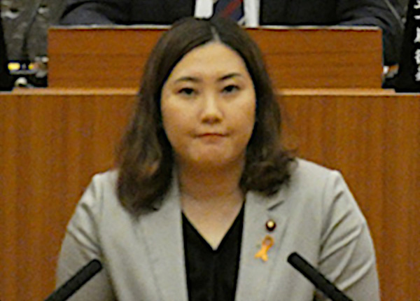 本会議で発言する千葉市議