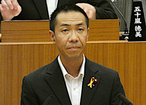 本会議で発言する田中市議