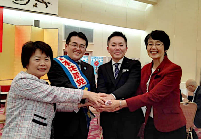 梶谷立憲民主党道幹事長（右から2人目）、紙参院議員（右端）、畠山前衆院議員（左から2人目）と握手する吉岡市議（左端）