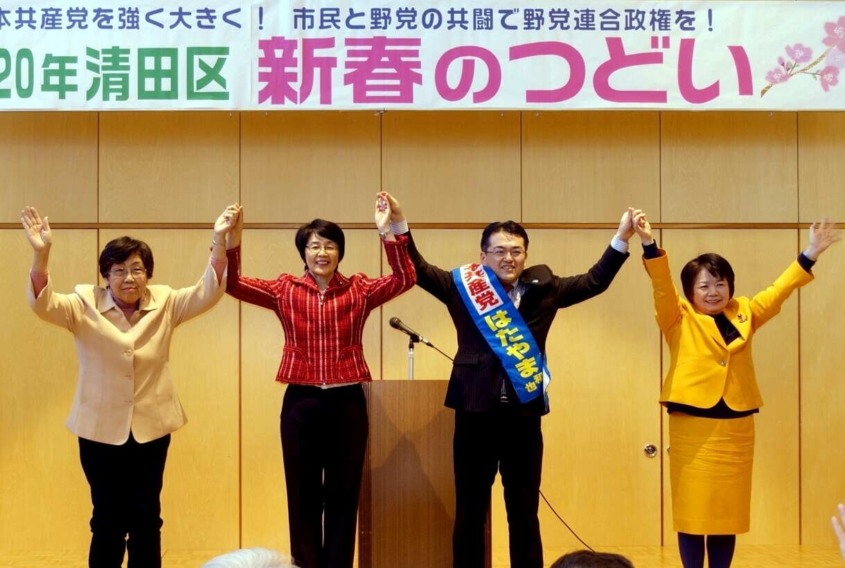 声援に応える（左から）山口さん、紙議員、畠山さん、吉岡市議