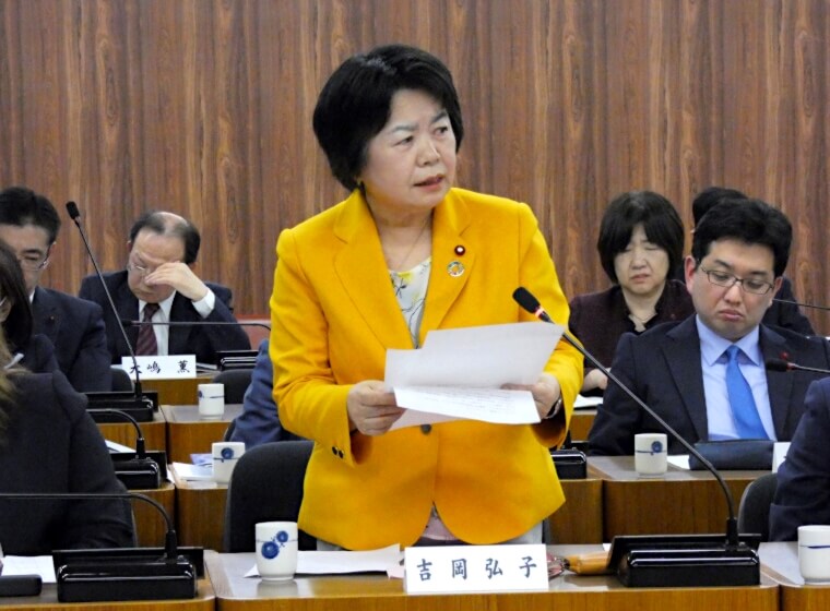 予算特別委で質問する吉岡市議