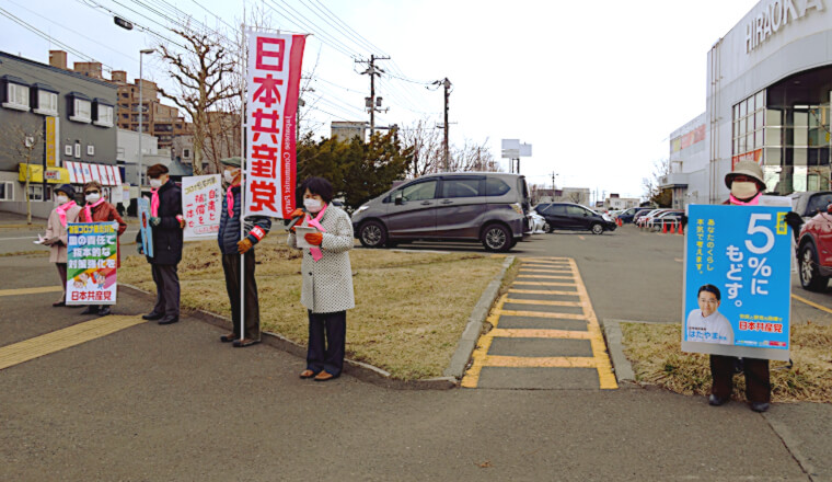 宣伝する後援会員と吉岡市議